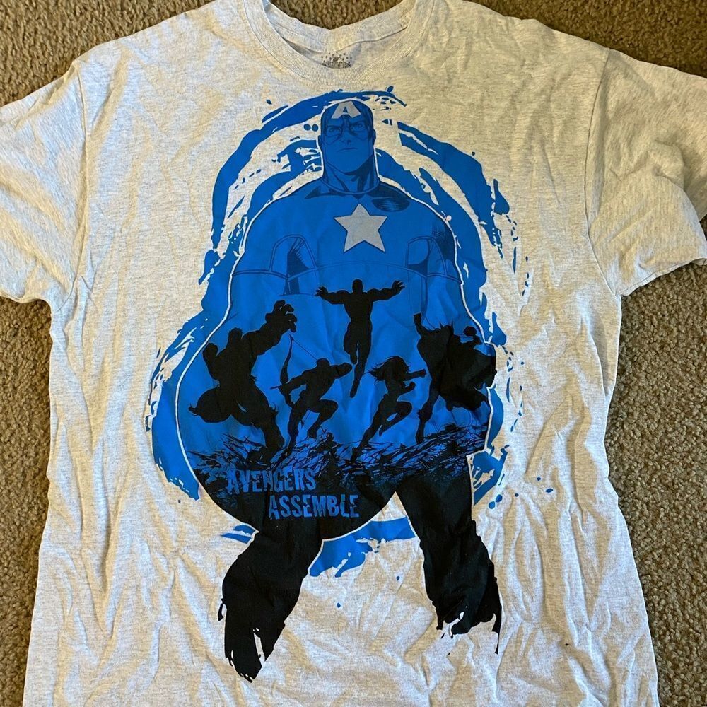 Mens Universal Studios Marvel Avengers Captain America Tshirt
